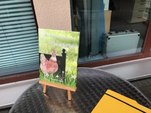 das Buch "Ein Huhn namens Bruni" auf dem Hof in Isenbüttel